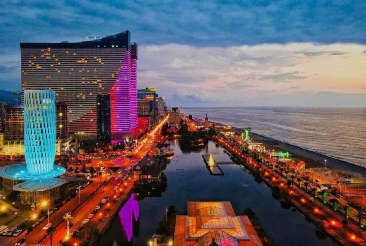 Black Sea Aparthotel Orbi City Batumi Bagian luar foto